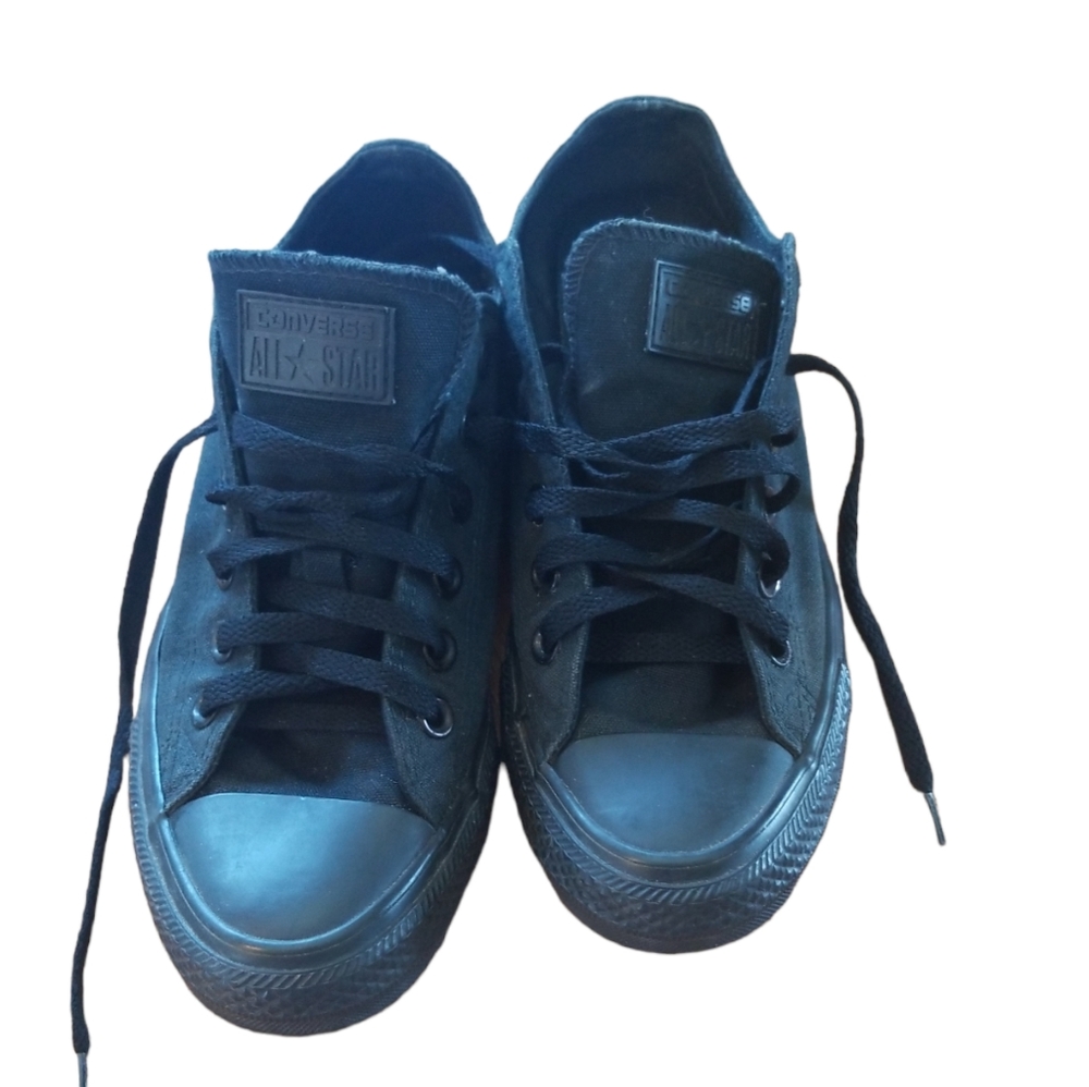 Converse low top all black Women's size 8 Men's size 6